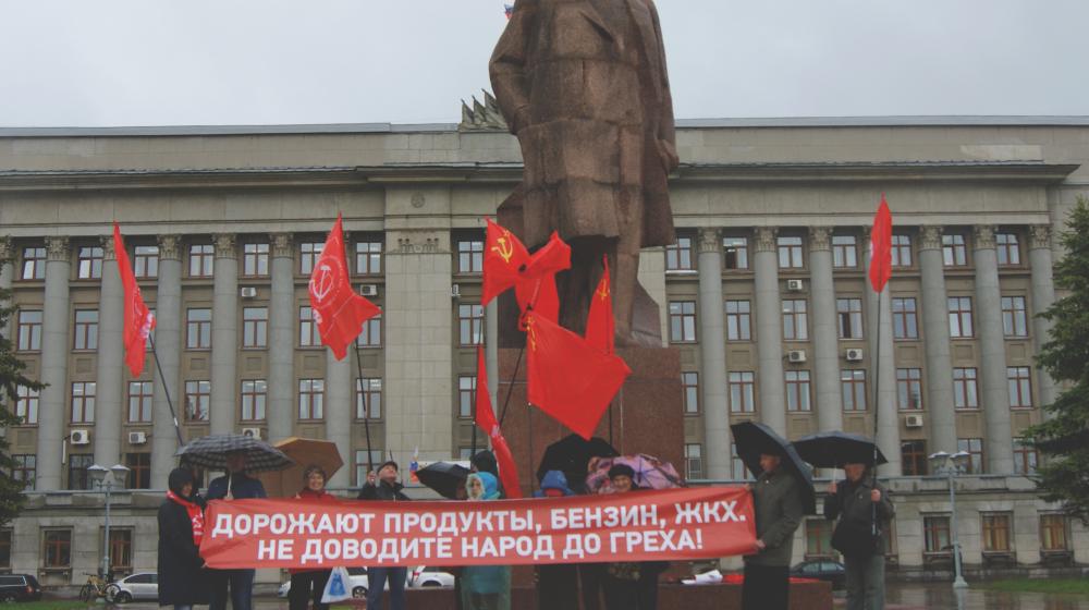 «Не доводите народ до греха!». Кировские активисты КПРФ вышли на пикет против роста цен на бензин
