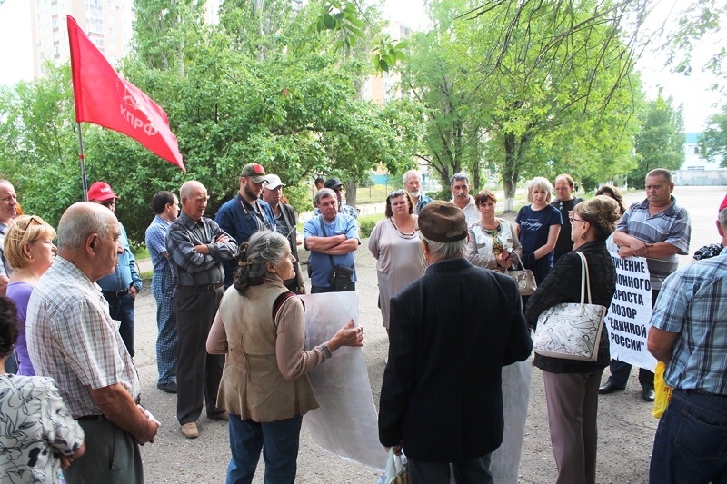 Саратовские коммунисты проводят серию акций протеста