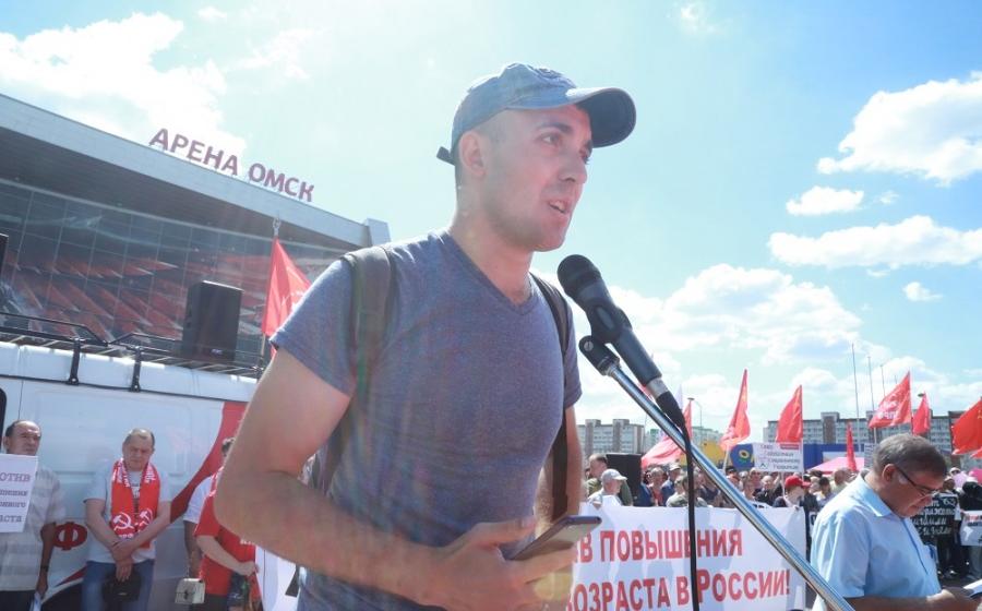 В Омске у «Арены» собрались 2000 активистов левых партий и движений
