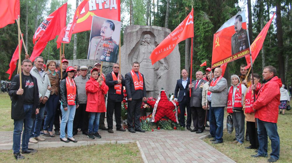 Псковская область: Коммунисты региона участвовали во встрече бывших партизан на Кургане Дружбы 