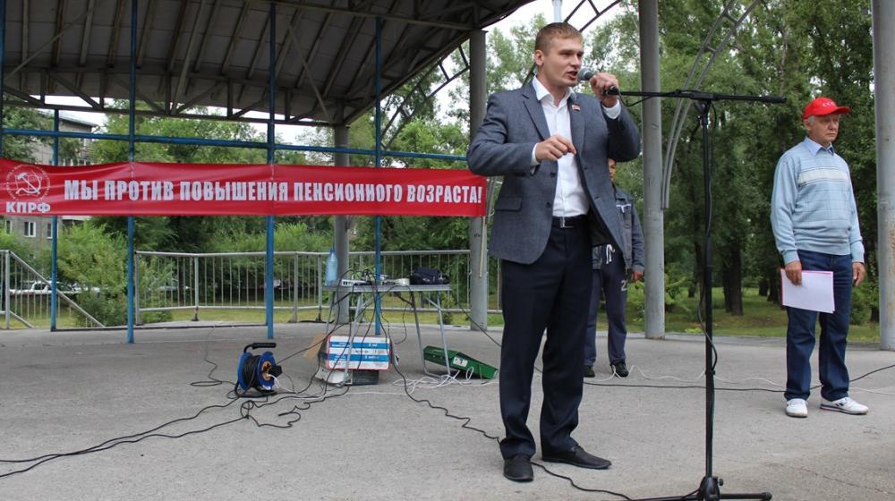 На митингах в Хакасии люди голосовали за отставку правительства и недоверие президенту, а местные единороссы начинают публично критиковать свою партию