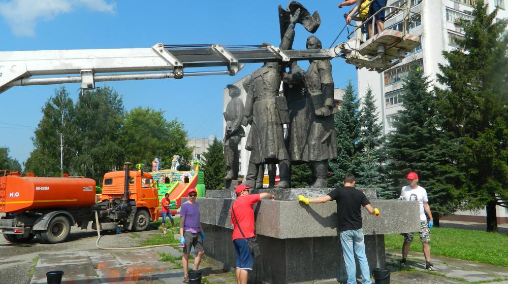 Комсомольцы и молодые коммунисты Республики Марий Эл провели уборку Комсомольской площади в Йошкар-Оле