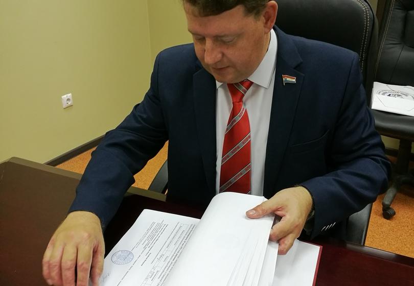 Первый секретарь Самарского ОК КПРФ Алексей Лескин предоставил в Избирательную комиссию пакет документов для регистрации кандидатом в Губернаторы