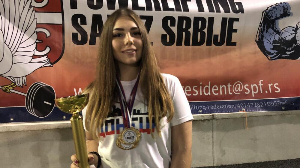 Марьяна Наумова из спортклуба КПРФ выиграла международный турнир по пауэрлифтингу