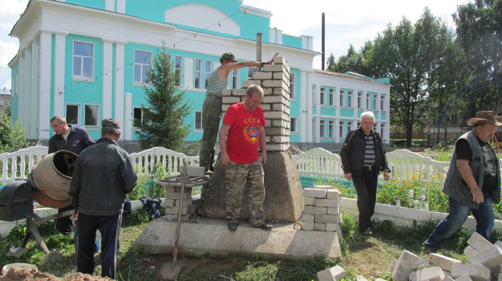 Кировская область. Несмотря на противодействие местных властей, Орловский райком КПРФ реставрировал памятник Ленину
