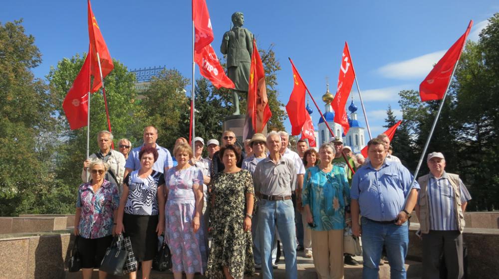 Коммунисты Тамбова возложили венки и цветы к памятнику Зое Космодемьянской