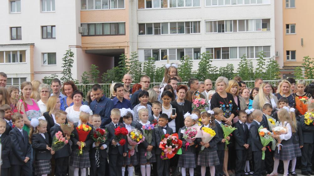 Депутаты-коммунисты и их помощники пришли в рязанские школы с приветственными адресами