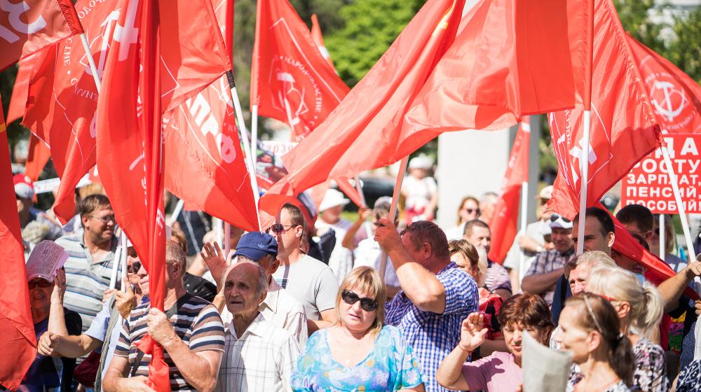 В Астрахани коммунисты провели митинг против социального террора