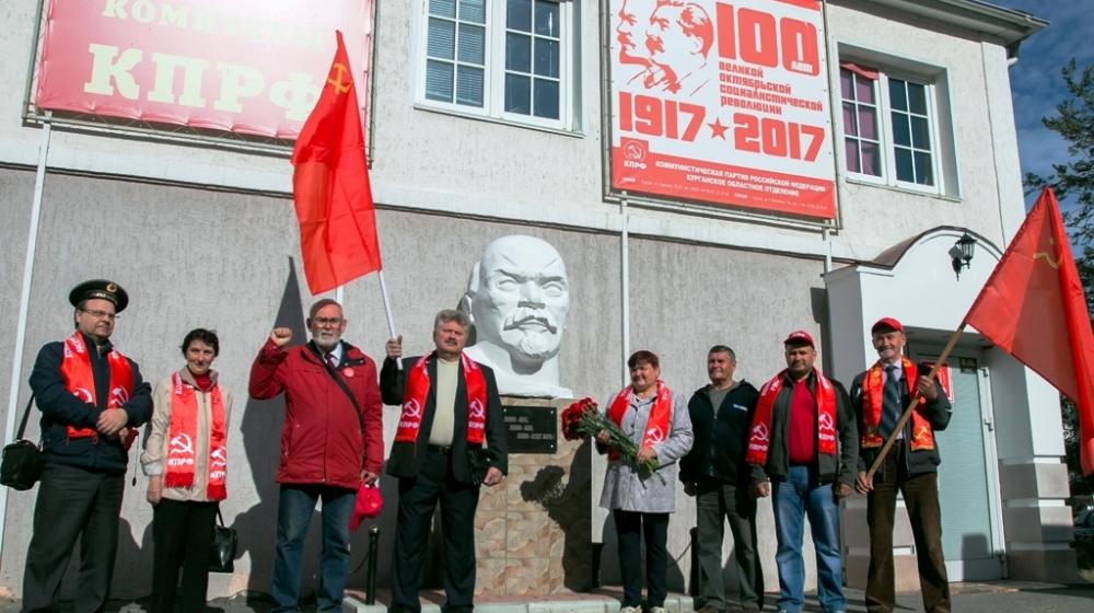 Курган. Преемственность поколений. Комиссарам Советской власти посвящается