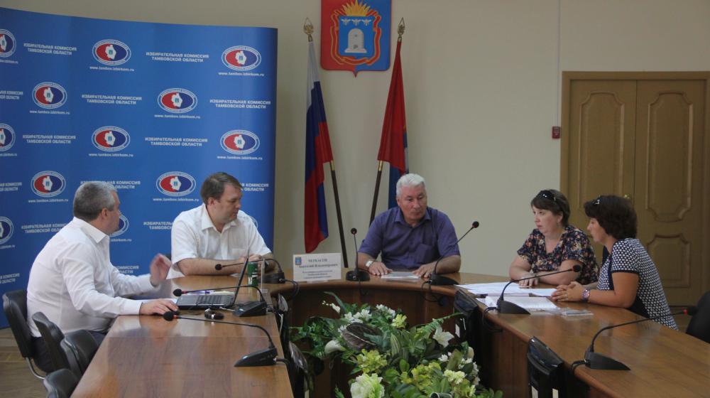 Уполномоченные представители Тамбовской областной региональной подгруппы Инициативной группы по проведению референдума передали в избирком пакет документов для регистрации