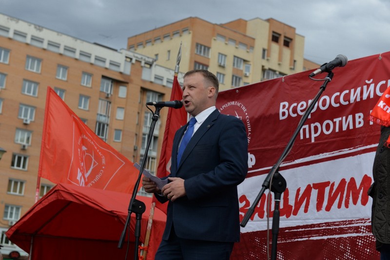 В Новосибирске прошел митинг КПРФ против пенсионной "реформы"