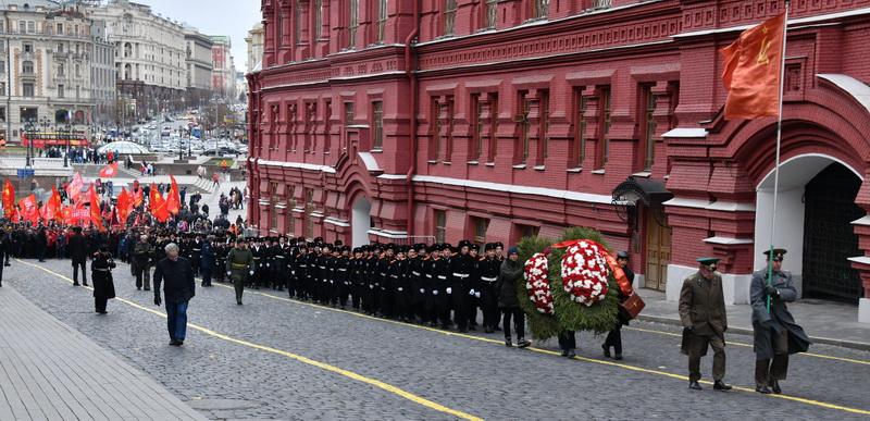 Возложение венков и цветов к Мавзолею В.И. Ленина и Вечному огню у Могилы Неизвестного солдата в честь 100-летия ВЛКСМ