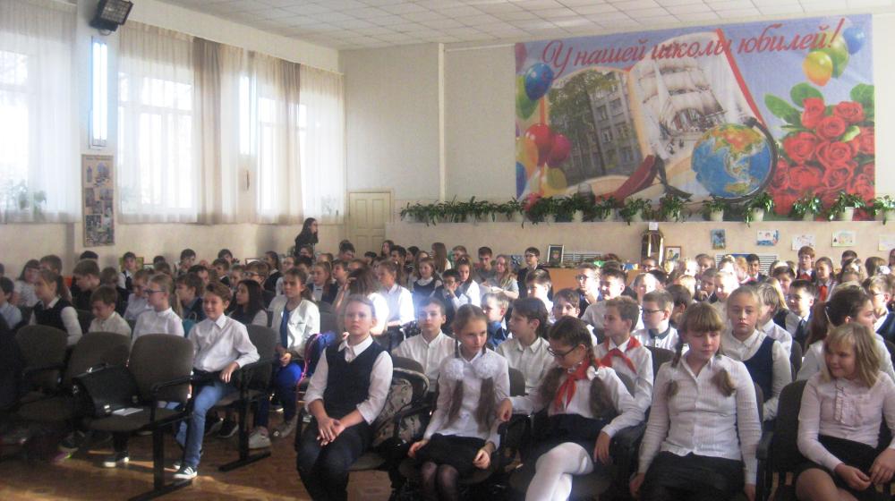 В ярославской школе поют комсомольские песни