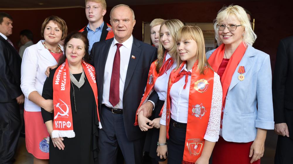 Комсомольцы всегда в строю! На Пленуме ЦК КПРФ пионерку Екатерину Грузову торжественно приняли в ряды комсомольцев