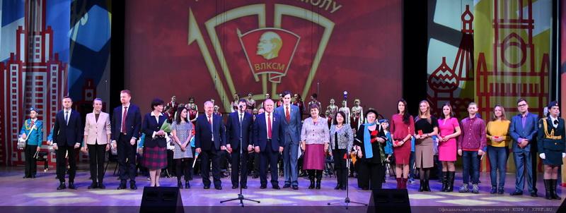 В новый век мы вступаем с высоко поднятой головой! 