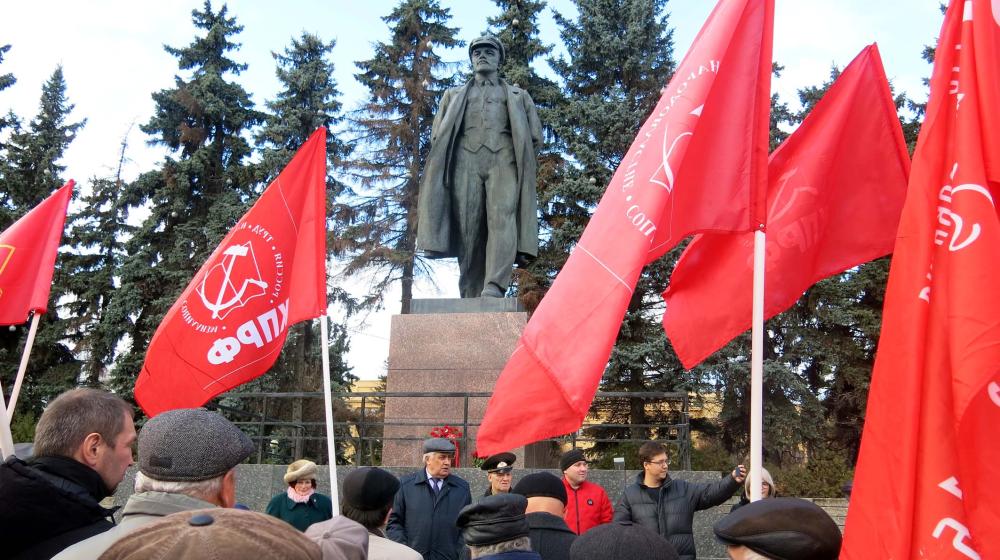 Чувашская Республика. В Чебоксарах в День рождения комсомола возложили цветы к памятнику В.И. Ленину