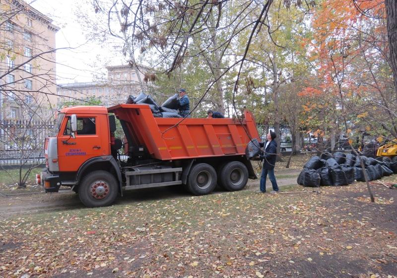 Новосибирские коммунисты очистили от мусора Сквер Героев революции 
