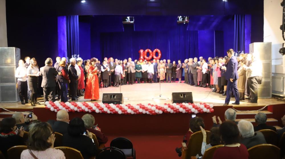 «Шире шаг, Комсомол!». 100-летний юбилей ВЛКСМ отметили праздничным концертом в республике Тыва