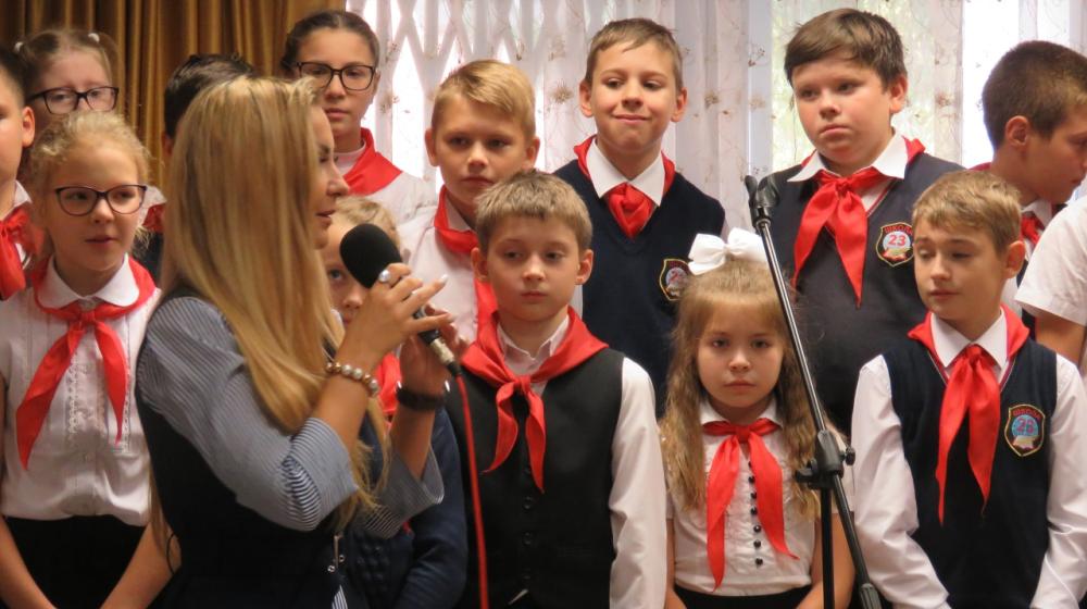 Новосибирск. «Нам важно гордиться новым поколением»: пионеры школы №23 приняли участие в концерте для Всероссийского общества слепых
