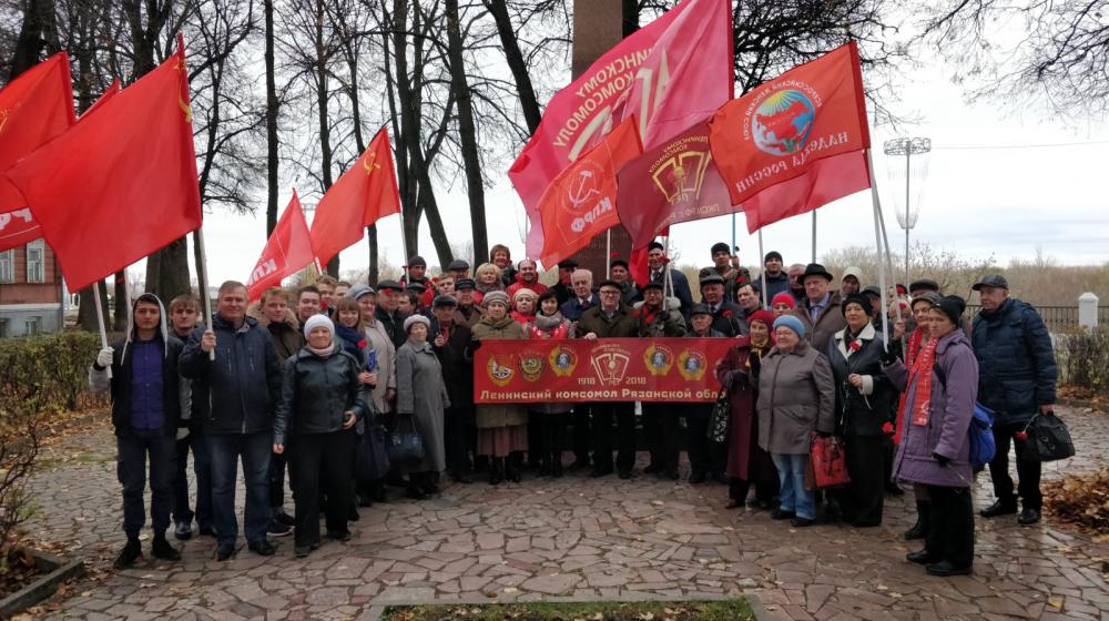 Коммунисты и комсомольцы города Рязани возложили цвета к обелиску Героям гражданской войны