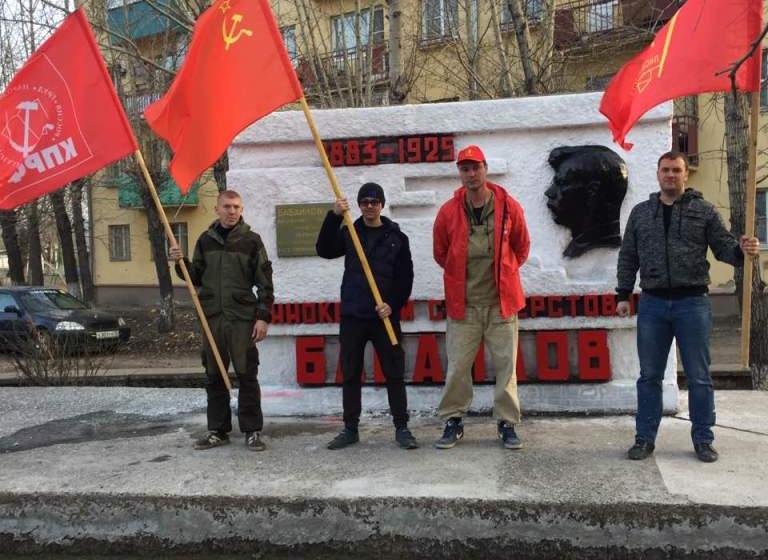 Читинские коммунисты привели в порядок памятник революционеру Иннокентию Бабайлову