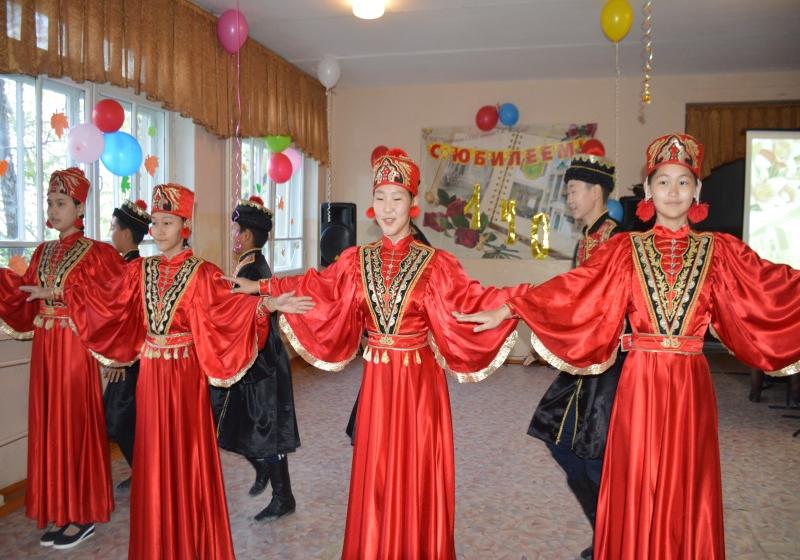 Коммунисты Калмыкии поздравили с юбилеем коллектив Троицкой СШ, сохранивший комсомольскую и пионерскую организации