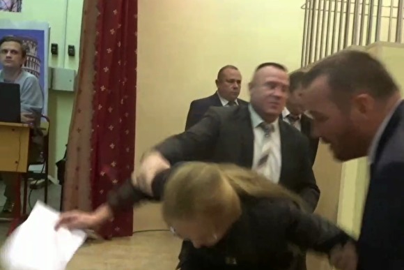 Четверо мужчин заламывали руки депутату Мосгордумы Елене Шуваловой на публичных слушаниях по вопросу разделения земель Мосгортранса