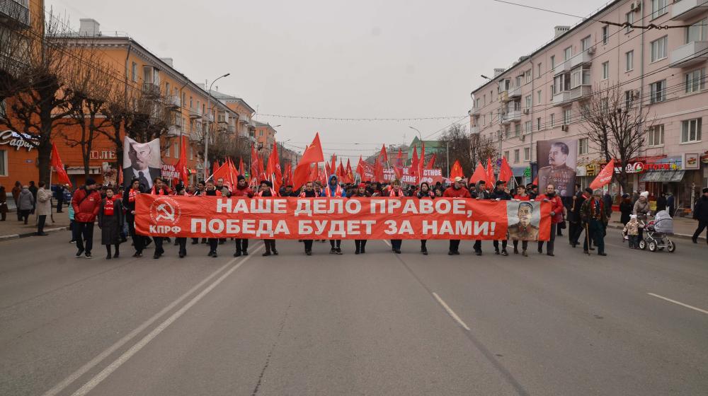 В Рязани состоялись торжественные шествие и митинг в честь 101-й годовщины Великого Октября
