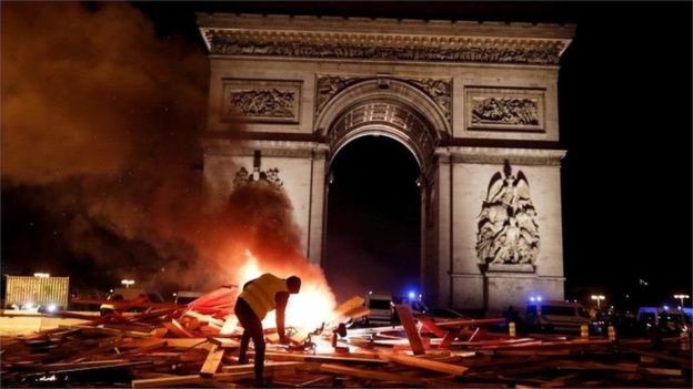 Во Франции акции против повышения цен на бензин привели к массовым беспорядкам