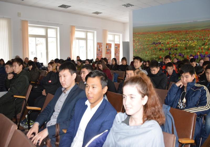 Коммунисты Калмыкии провели встречу ветеранов спорта со студентами педколледжа
