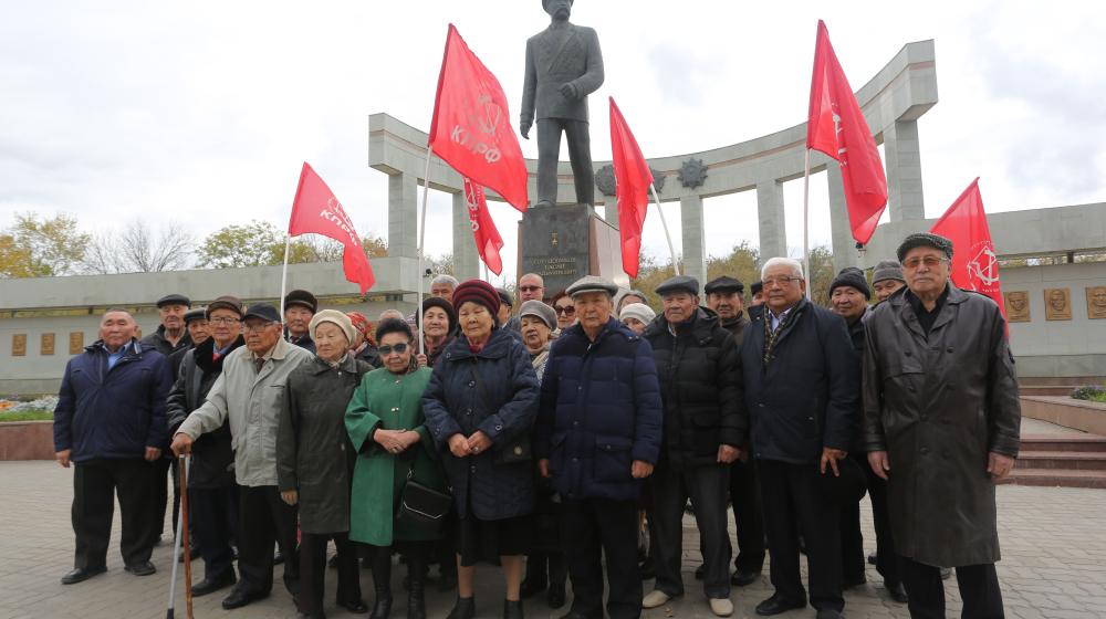 В Элисте прошли торжественные мероприятия по случаю 101-й годовщины Великого Октября