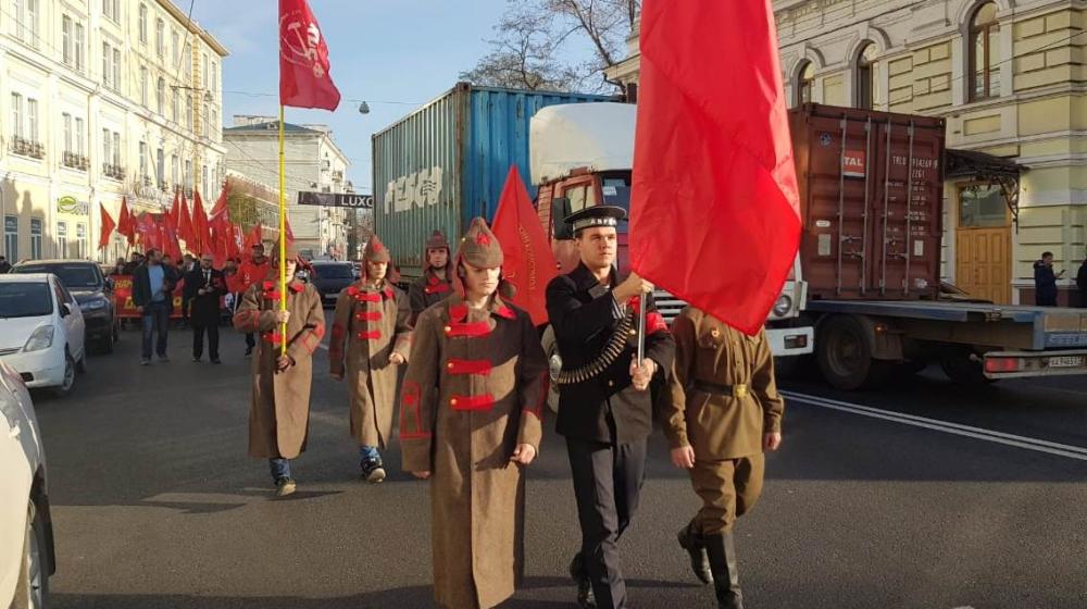 Жители Владивостока встретили торжественным шествием и митингом 101-ю годовщину Великого Октября