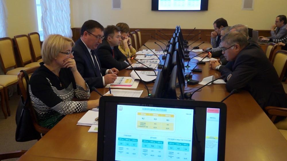Фракция КПРФ Законодательного Собрания Омской области обсудила бюджет-2019 года с министром финансов Вадимом Чеченко