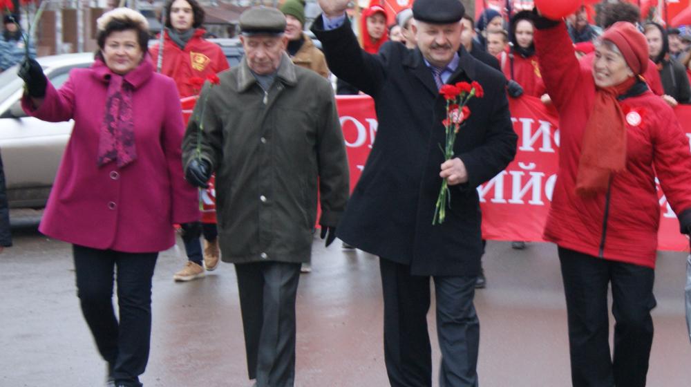 Кировчане вышли на митинг и демонстрацию в честь 101-й годовщины Великого Октября