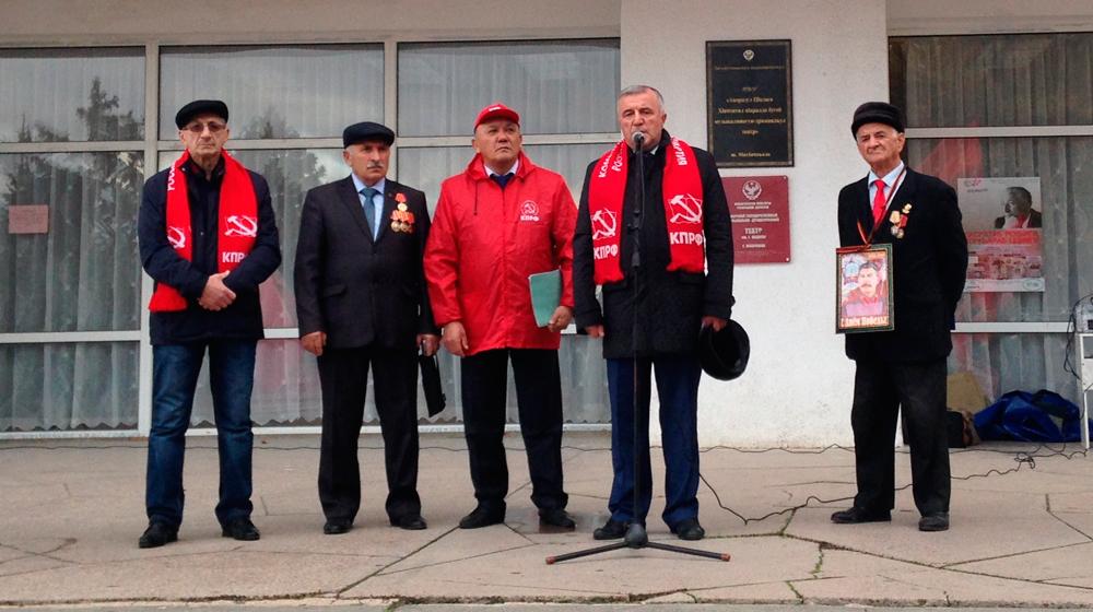 Митинг в честь 101-й годовщины Великого Октября прошел в Махачкале