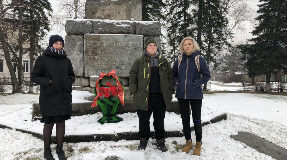 Коммунисты Республики Алтай возложили цветы к памятникам В.И. Ленину