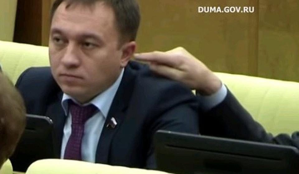 «Надо палец употреблять по назначению». Владимир Поздняков прокомментировал инцидент, произошедший в Госдуме