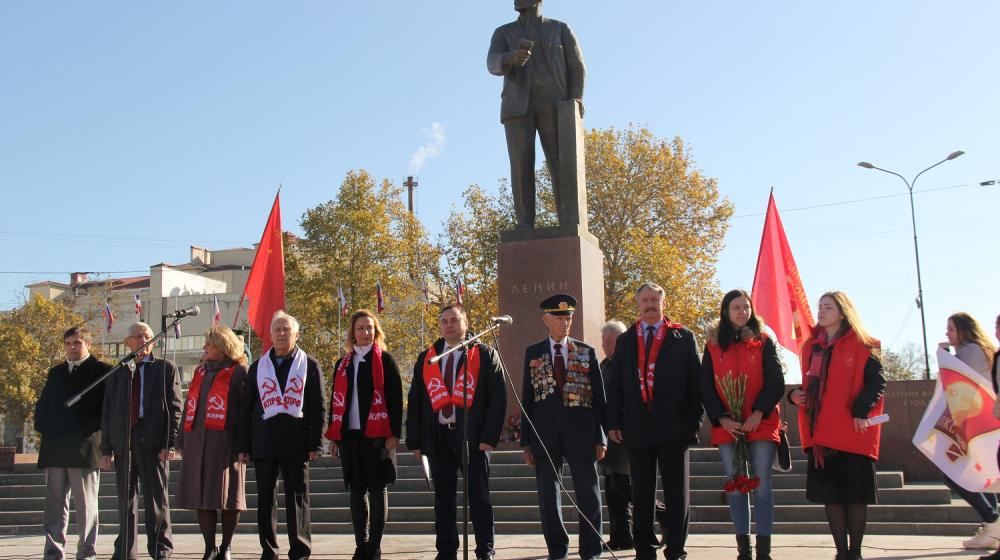 В Симферополе состоялась праздничная демонстрация и митинг, посвященный 101-й годовщине Великого Октября