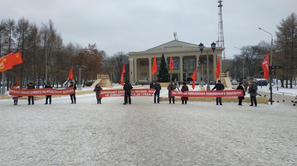 «Не доводите народ до греха». Кировские коммунисты в День сталинской Конституции провели акцию против политики партии власти