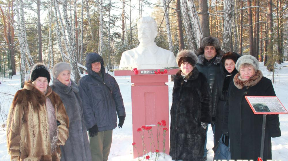 Тюменские коммунисты возложили красные гвоздики к памятнику И.В. Сталину