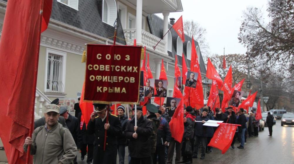 "Да здравствует Сталин! Правительство Медведева в отставку!​". Митинг КПРФ в Симферополе