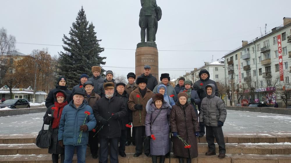 Кировские коммунисты возложили цветы к памятнику Сергею Кирову