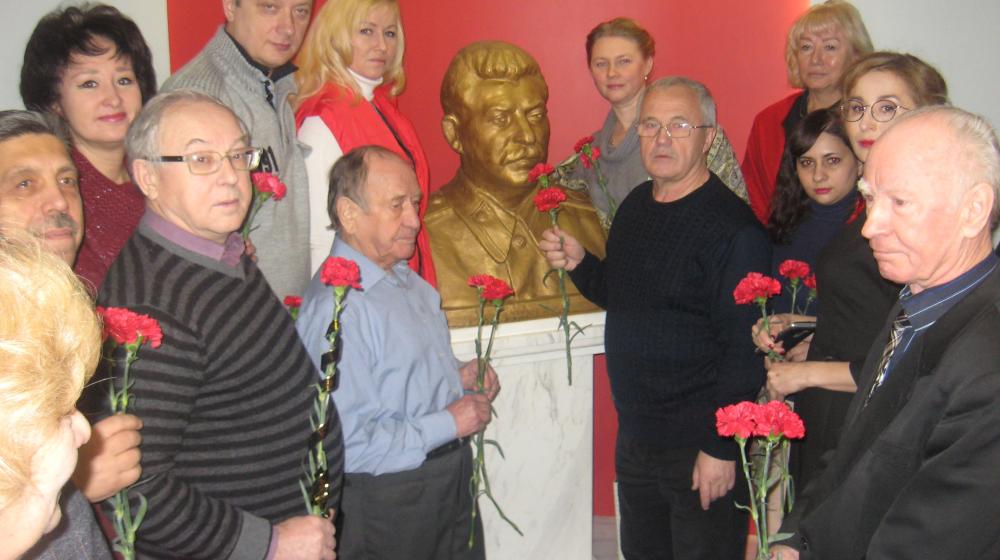 Ярославская область. Цветы к бюсту И. В. Сталина