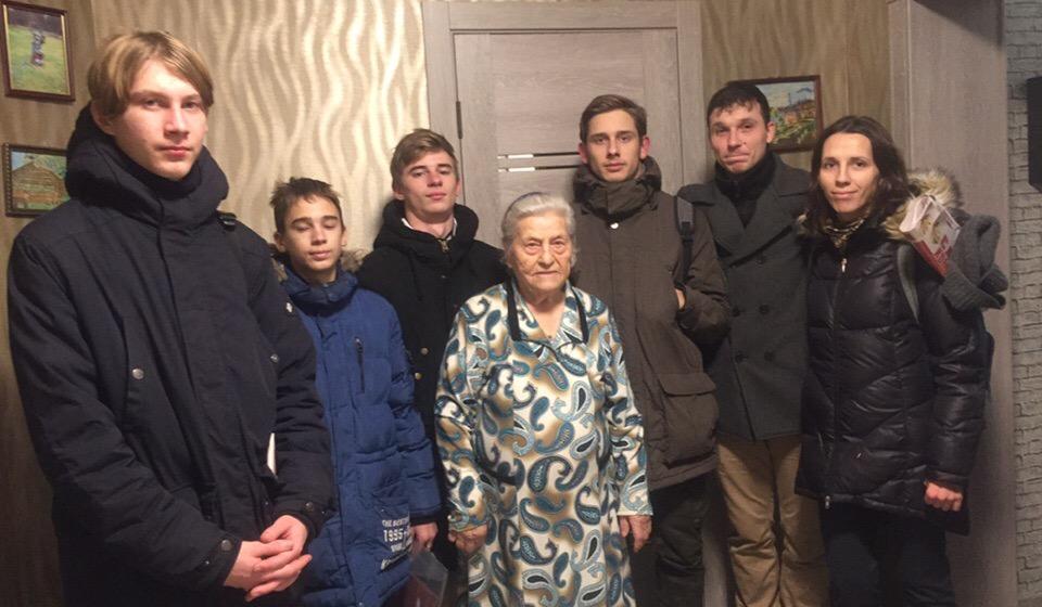 Белгородская область: Комсомольцы п.Разумное поздравили ветеранов с наступающим Новым годом!
