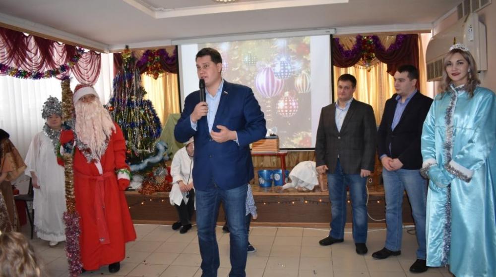 Тульские коммунисты поздравили детей и родителей в центре социального обслуживания населения