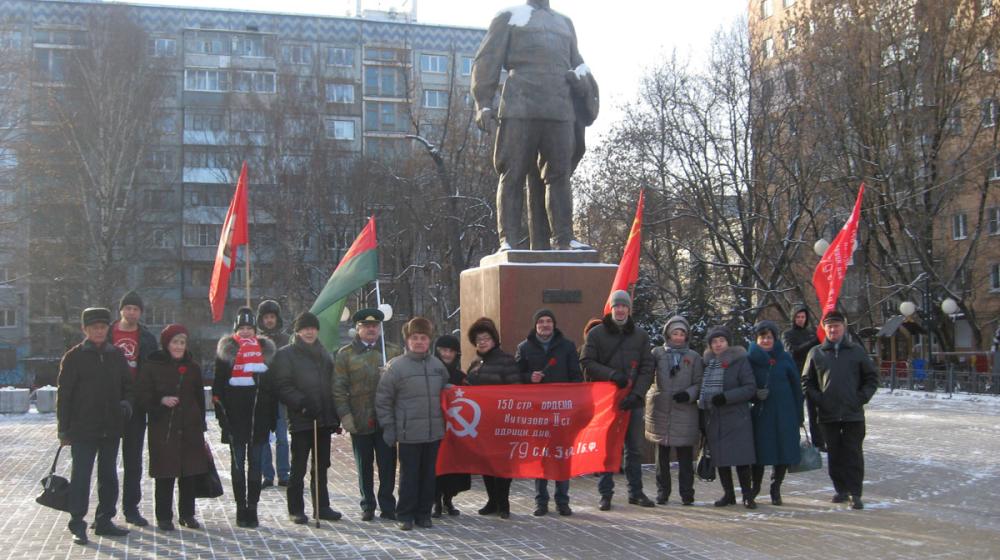 В Калуге коммунисты возложили цветы к к Вечному Огню и памятнику Гергию Жукову
