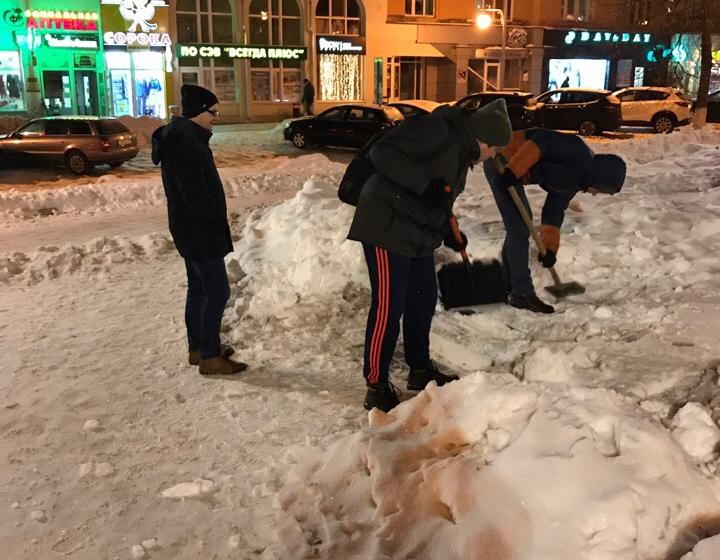 На новогодних праздниках белгородские комсомольцы привели в порядок городские памятники В.И. Ленину