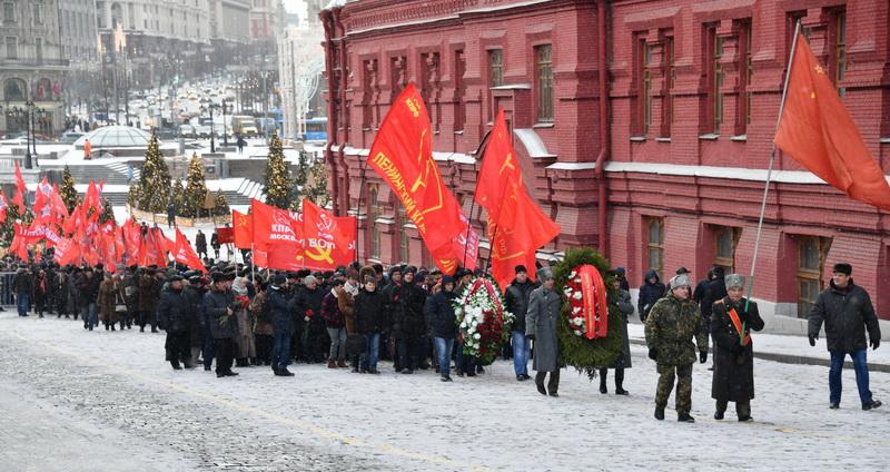 Возложение цветов к Мавзолею на Красной площади