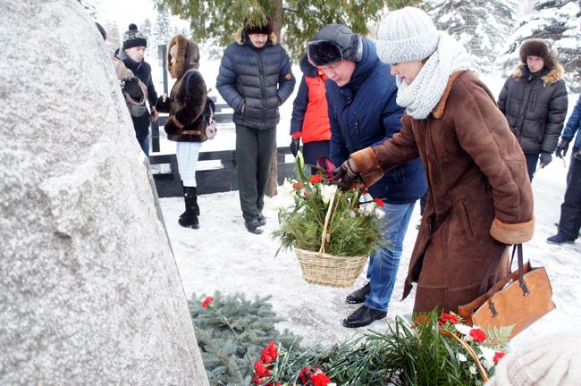 В Иваново возложили цветы к памятному камню блокадникам Ленинграда