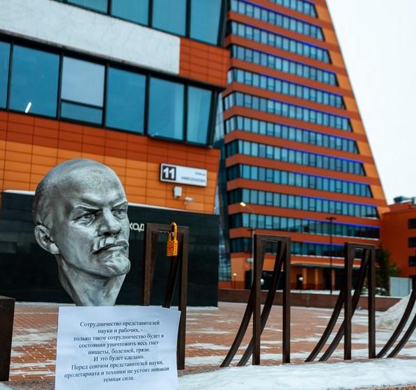 Бюст Ленина зачекинился в Советском районе Новосибирска